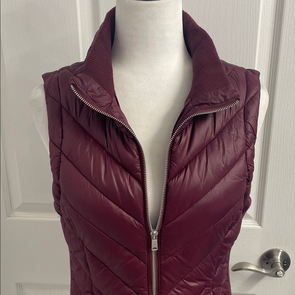 Burgundy Quilted Puffer Vest Zip Front Side Pockets Sz M - Picture 2 of 14
